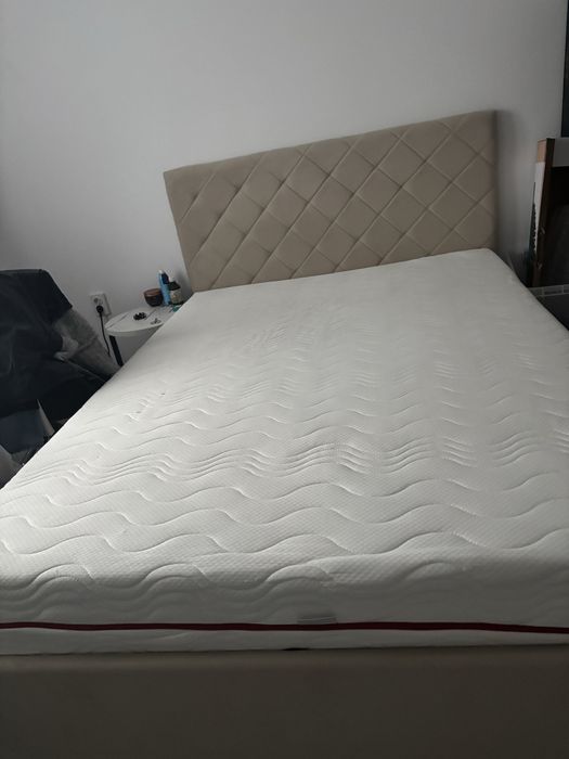 Pat tapitat 140x200 cu somiera rabatabila si saltea inclusa- ca nou