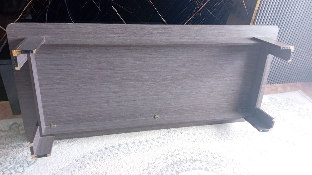 Стол низкий для гостей