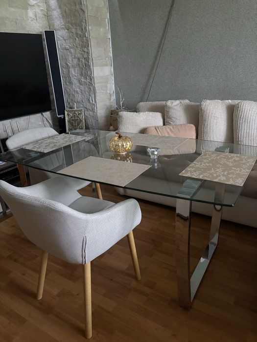 Трапезна маса със стъклен плот