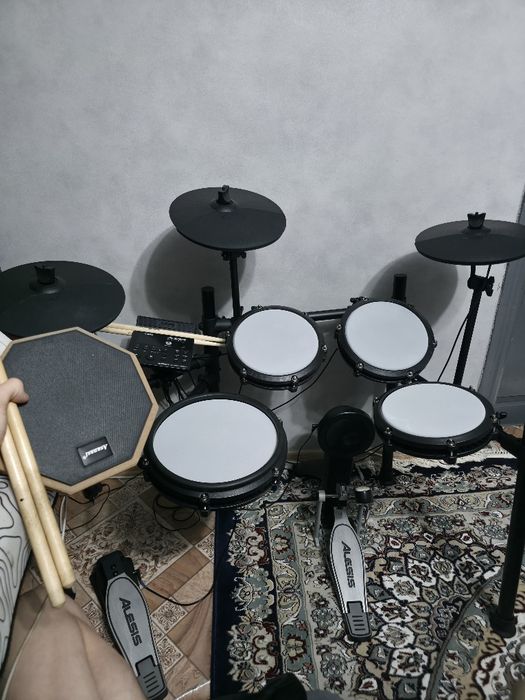 Электронные барабаны alesis Nitro max kit