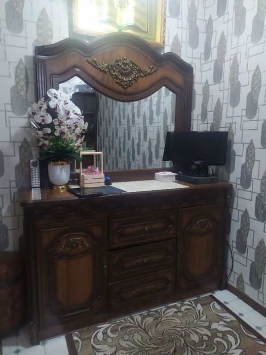 Двух спальное и мягкая мебель