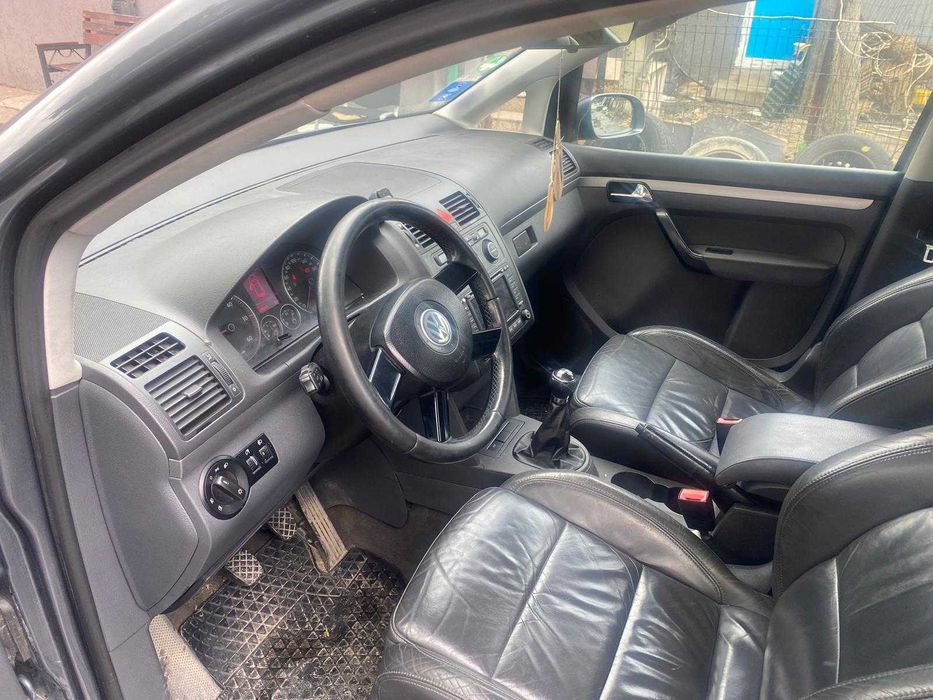 Dezmembrez Volkswagen Touran 2.0 TDi cod AZV an 2006