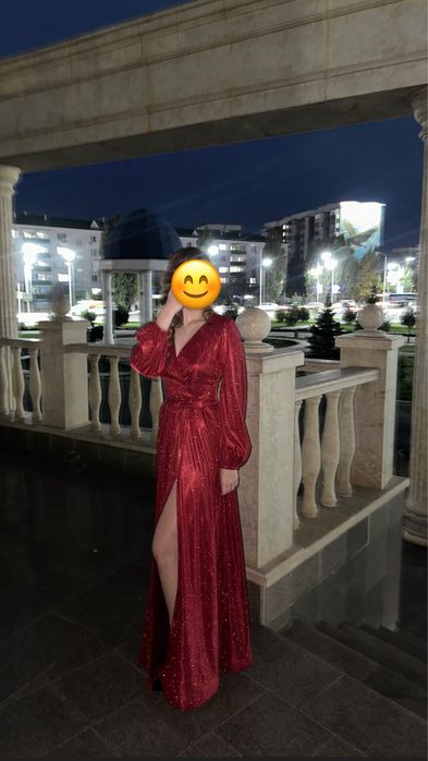 Красное блестящее платье