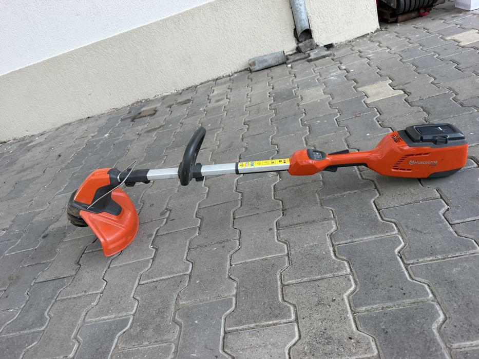 Motocoasa Husqvarna 115 iL pe baterii masina de tuns