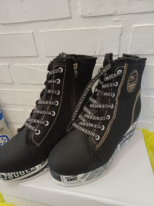 Продам кросовеи.