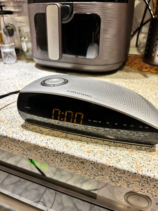 Radio ceas Grundig