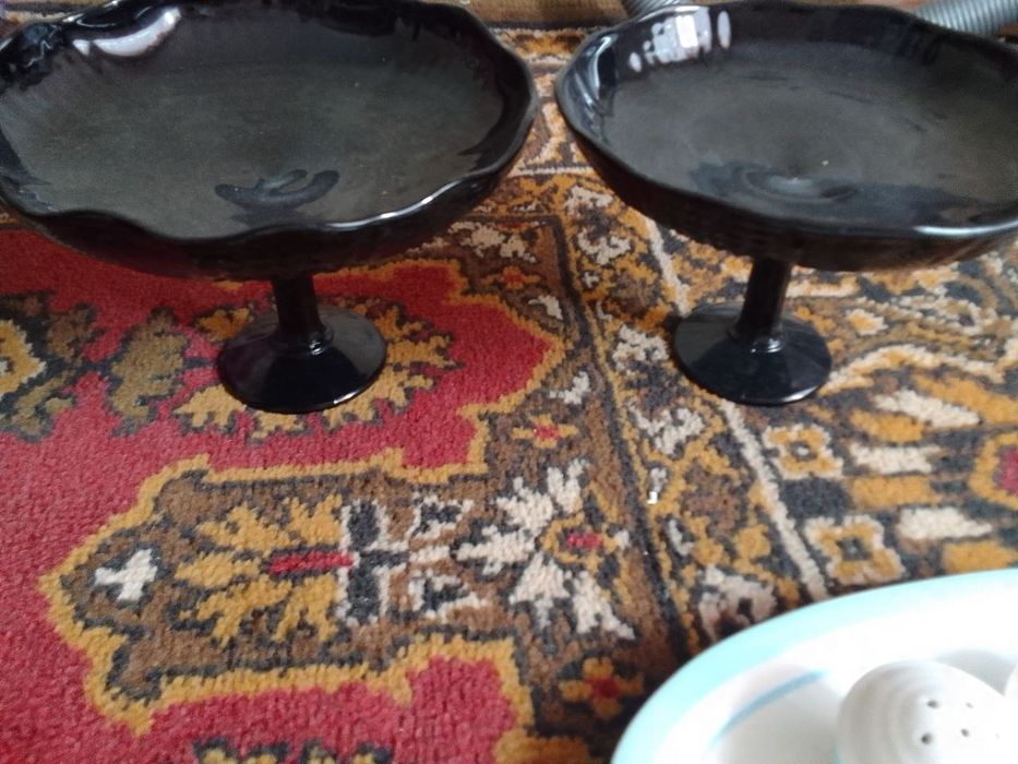 Вазы, на ножке, стекло чёрное