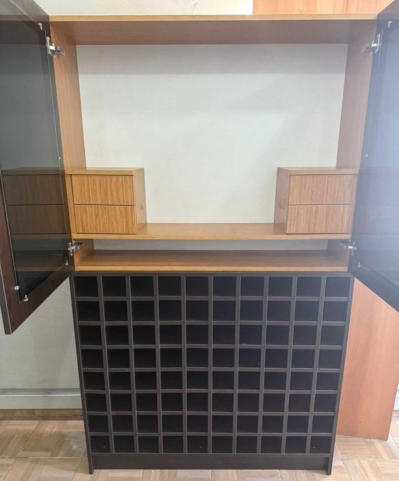 Dulap cu rafturi pentru bauturi; Vitrina cu depozitare pentru sticle