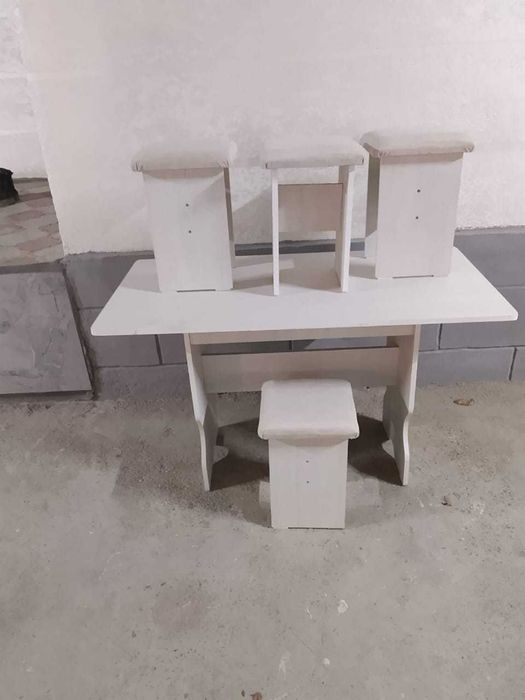 Кухонный стол, табуретки