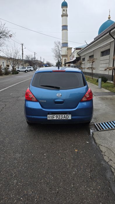 Nissan tiida SROCHNO sotiladi