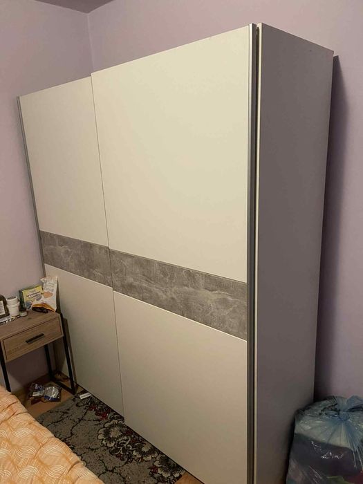 Vand mobila de dormitor in stare foarte buna