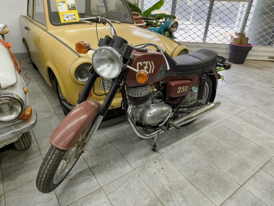 Продавам стари мотори