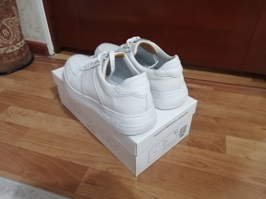 Продам белые  кожанные кроссовки AIR