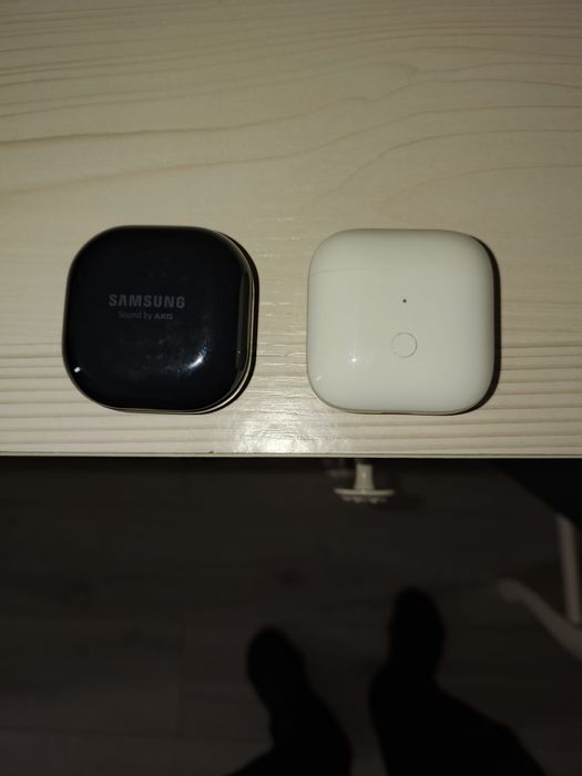 Часы электронные  и наушники