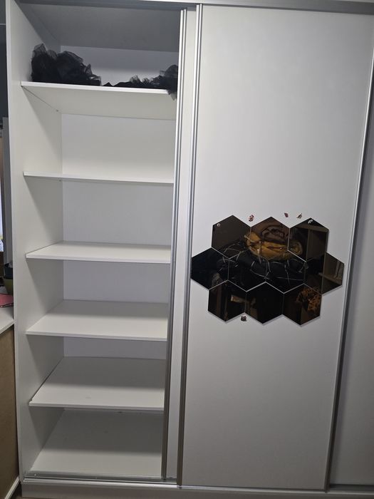 Голям бял гардероб с плъзгащи врати