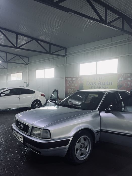 Машина ауди 80 б4