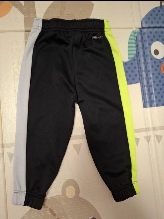 Vând pantaloni Nike 80-86
