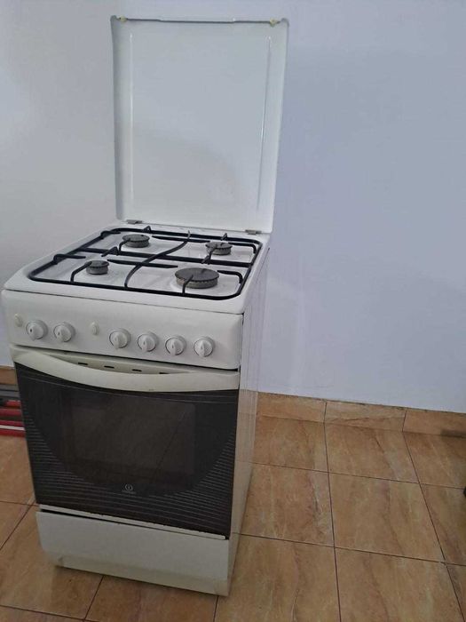 Vand aragaz in stadiu bun , marca INDENSIT