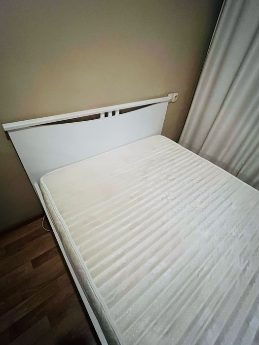 Кровать белая полуторка с матрасом