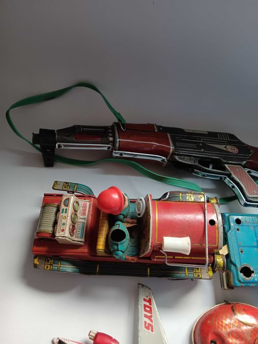 Lot jucarii vechi de colectie china, incomplete, din tabla, Comunism