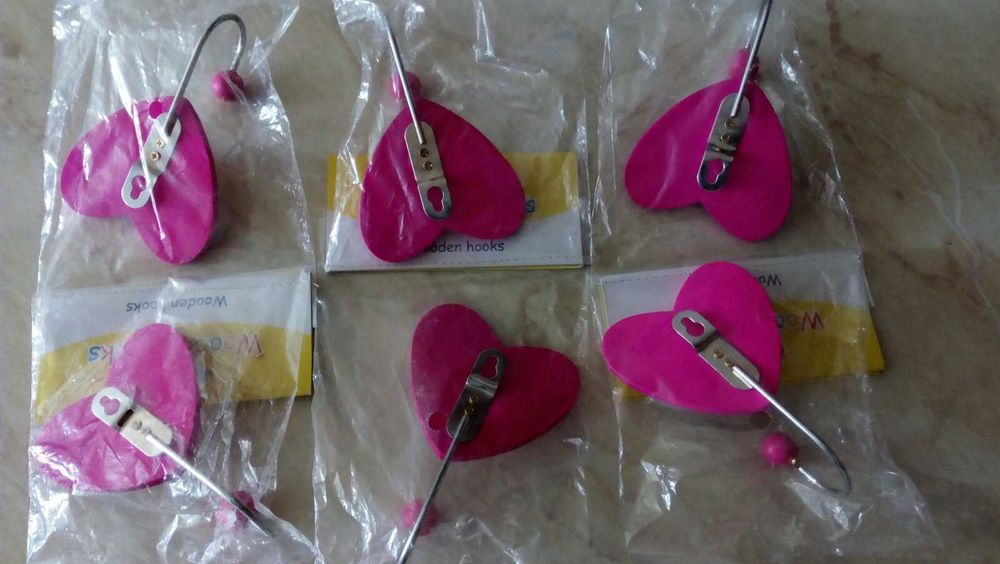 3 броя свързани елхи с LED лампички.Закачалки розови сърца.