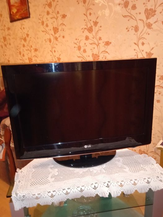 Продам  телевизор  +  тумба  + кронштейн