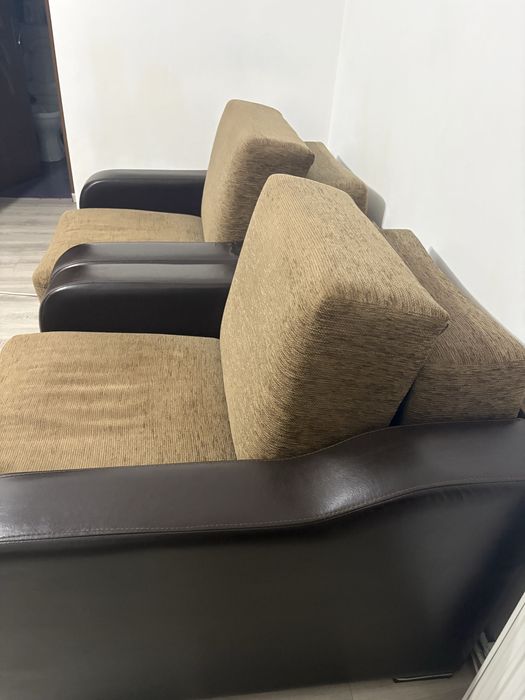 Vind  2 fotolii tip pat din piele