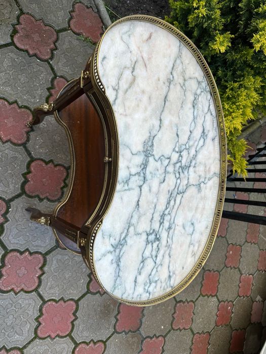 Doua masute deosebite din lemn cu blat marmura si elemente bronz