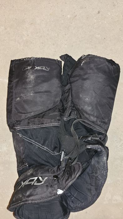 Хокеен екип: каска, ръкавици, налакътници, нагръдник, гащи,кори