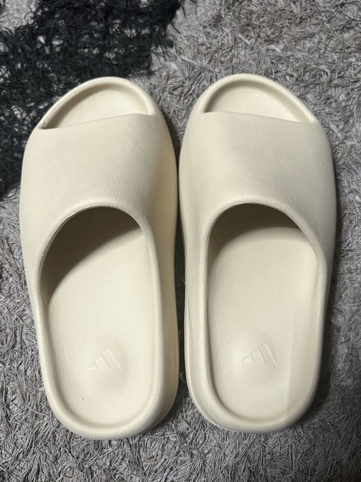 Yeezy slide “Bone”