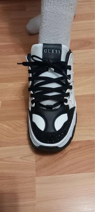 Продавам маратонки GUESS, оригинални