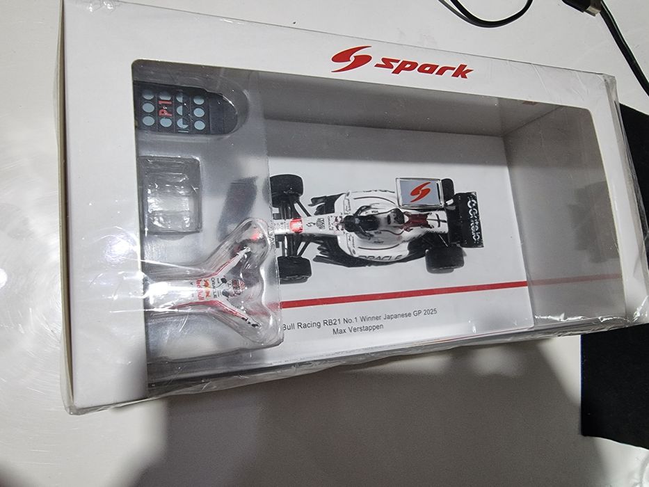 Red bull rb21 japanese gp winner Max Verstappen 1:43 spark