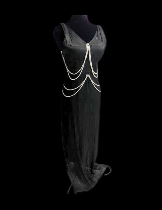 платье черное с жемчугами