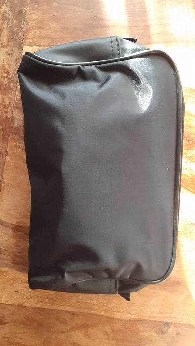 козметична чанта черна супер плътна и стабилна, чисто нова 24х16 см