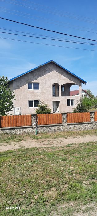 Casă cu 2 nivele