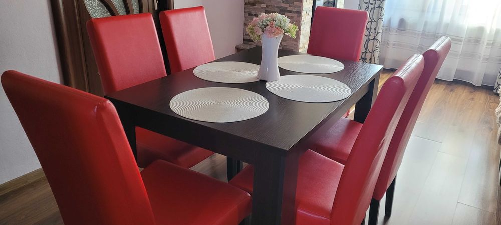 Vând mobilă de bucătărie, aragaz și masă dining cu șase scaune.