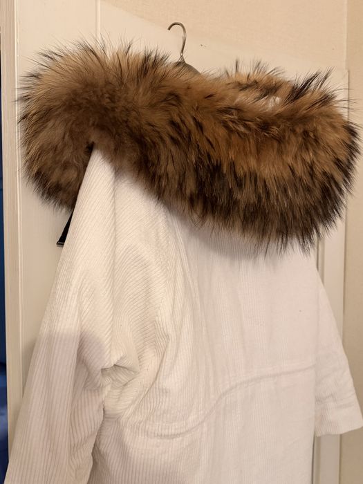 Парка с огромна яка от лисица
