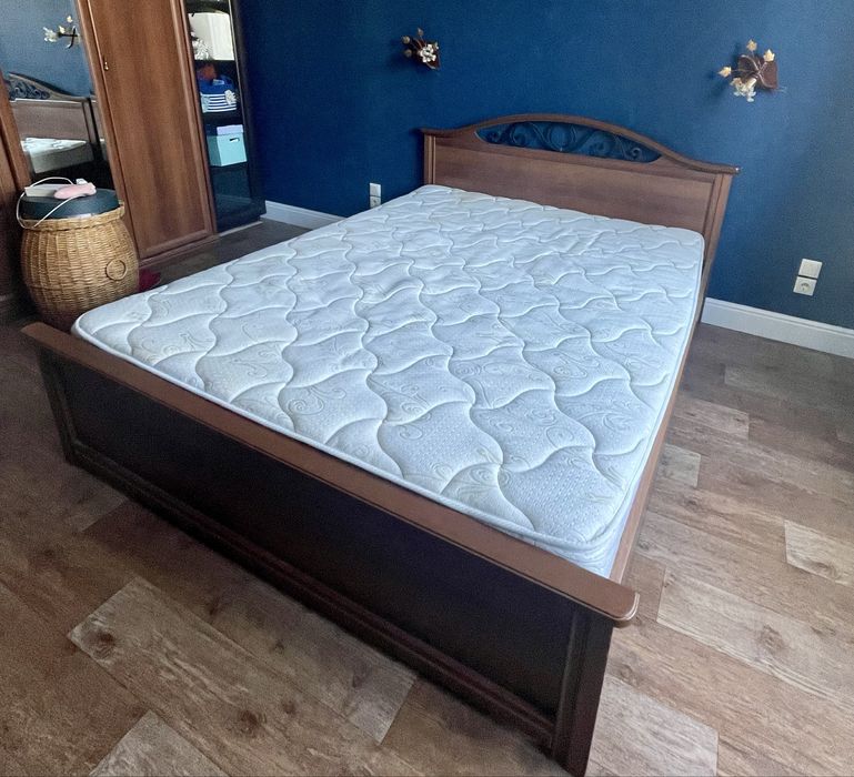 Продам кровать двуспальную.