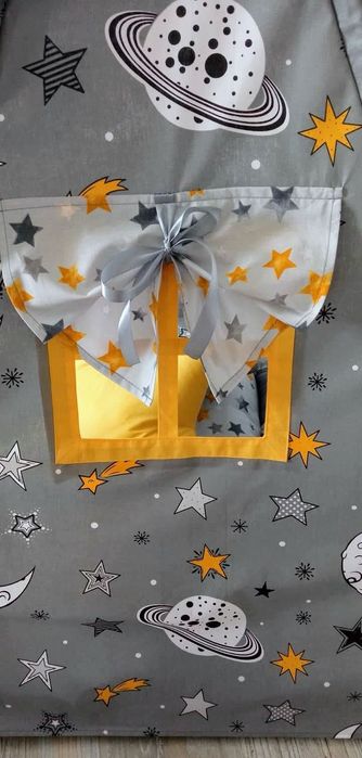 Детска палатка в жълто и сиво на тема космос