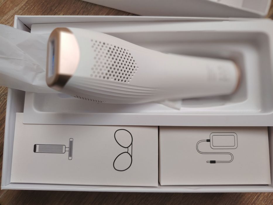 Epilator laser IPL, cu 999.900 de impulsuri luminoase, 3 moduri functionale HR/SC/RA, 9 intensitati, rapid, regenerare piele si indepartare acnee, alb