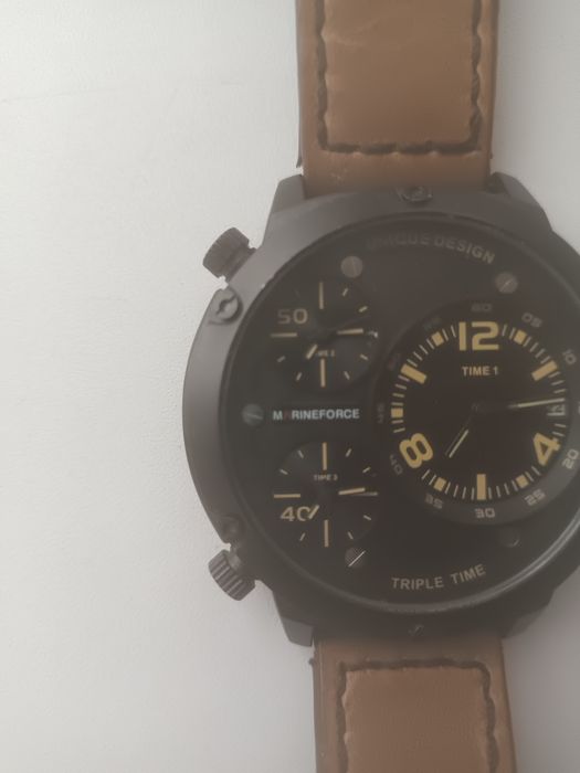 Продают наручные часы.