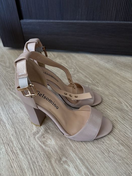 Продаю розовые туфли