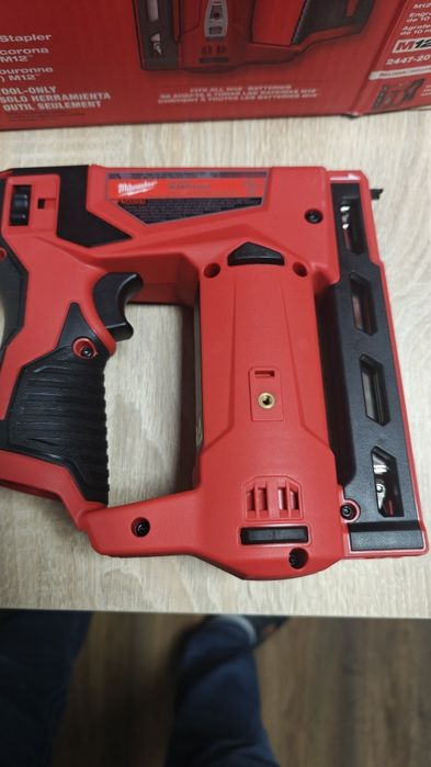 Capsator milwaukee m12  model destinat pietei de America