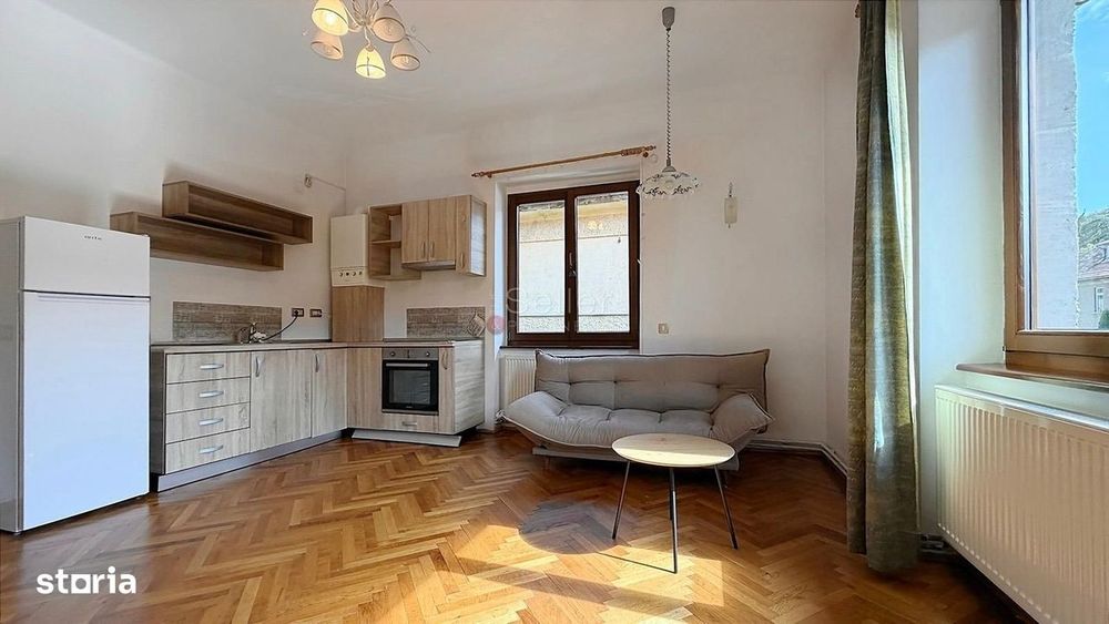 Apartament cu Acces la Curte Garaj Inclus