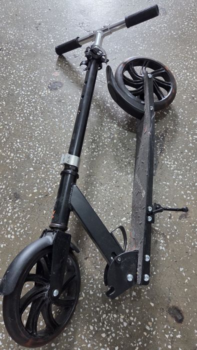 Vând trotinetă pliabilă roți 200mm