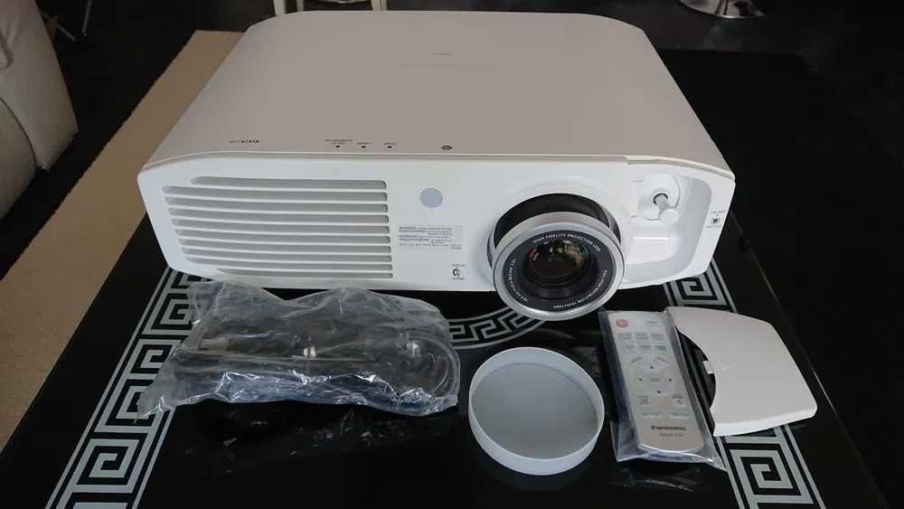 Videoproiector Panasonic PT-AR100, impecabil