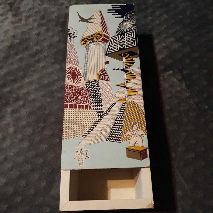 Кутия с подвижен капак