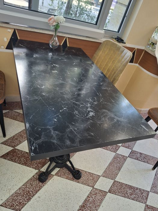 Продавам маса със столове