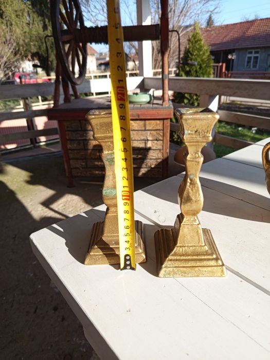 Масивни стари свещници и предмети