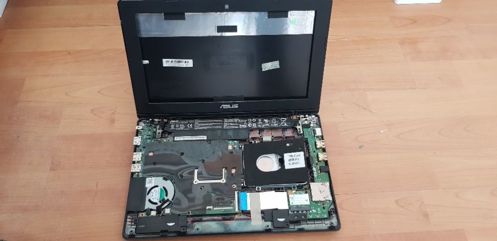 Dezmembrezi laptop Asus model X200M!